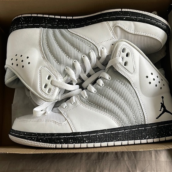 AirJordans size 7.5 in men or 9 in women very good condition - Picture 1 of 6